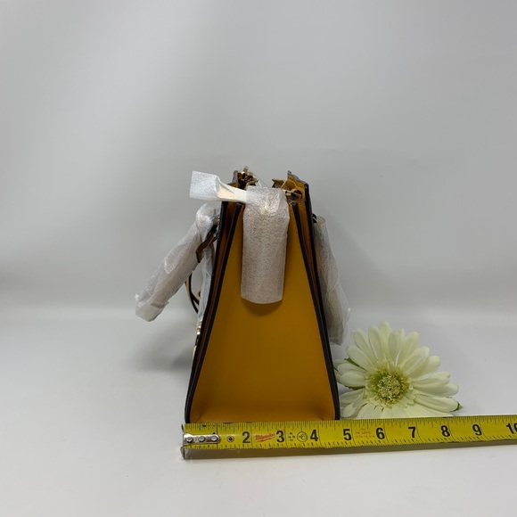 Michael Kors Hope Medium Messenger - Picture 4 of 10